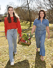 Monika Drexel mit Tochter Jana (20) / Homestory bei der QVC-Moderatorin, Heilpraktikerin und Autorin Monika Drexel   in ihrem Zuhause am Starnberger See am 01.03.2021 / Foto: BrauerPhotos / G.Nitschke  / Foto: BrauerPhotos / S.Brauer